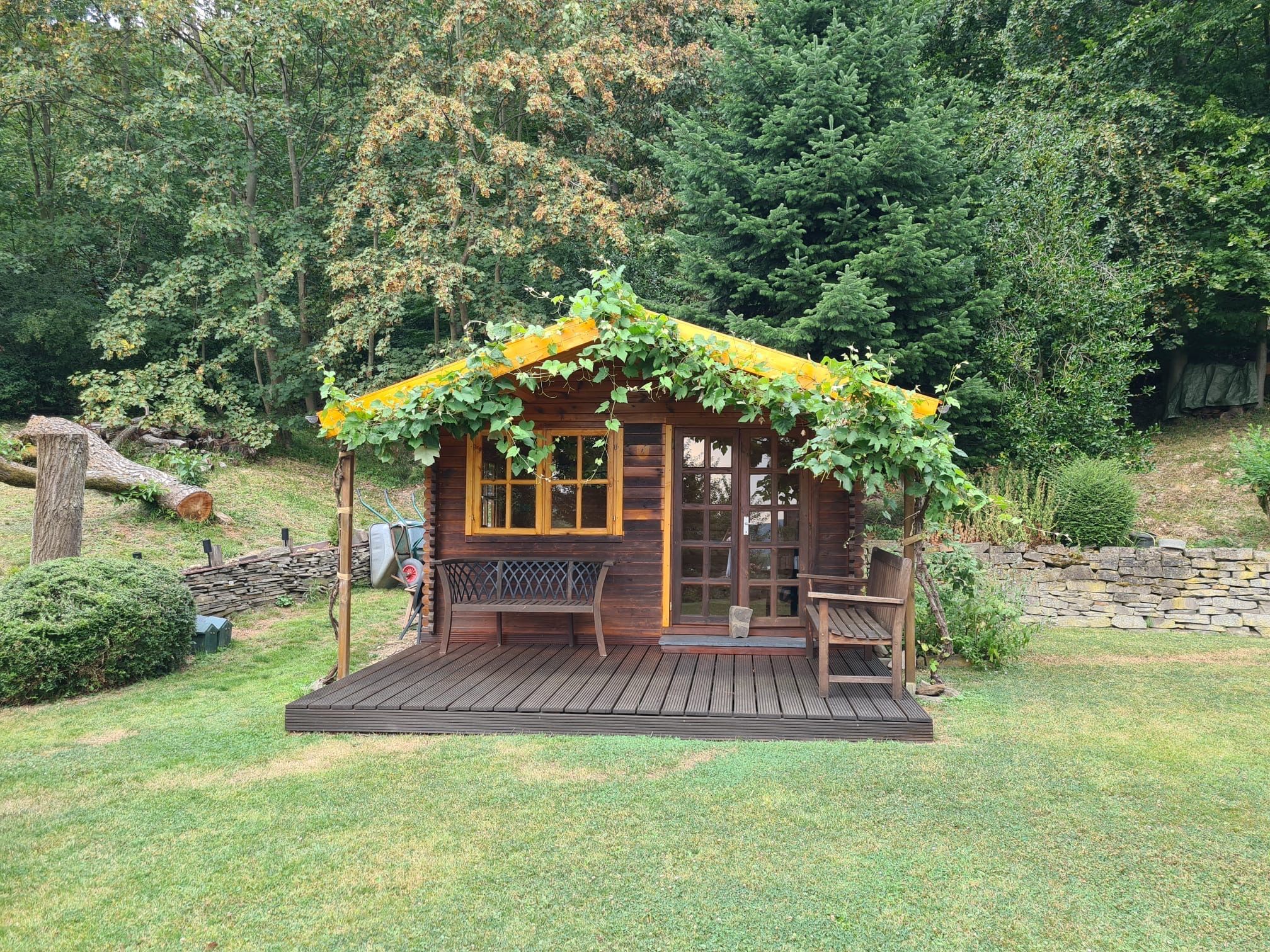 Gartenhaus mit erneuertem Dach